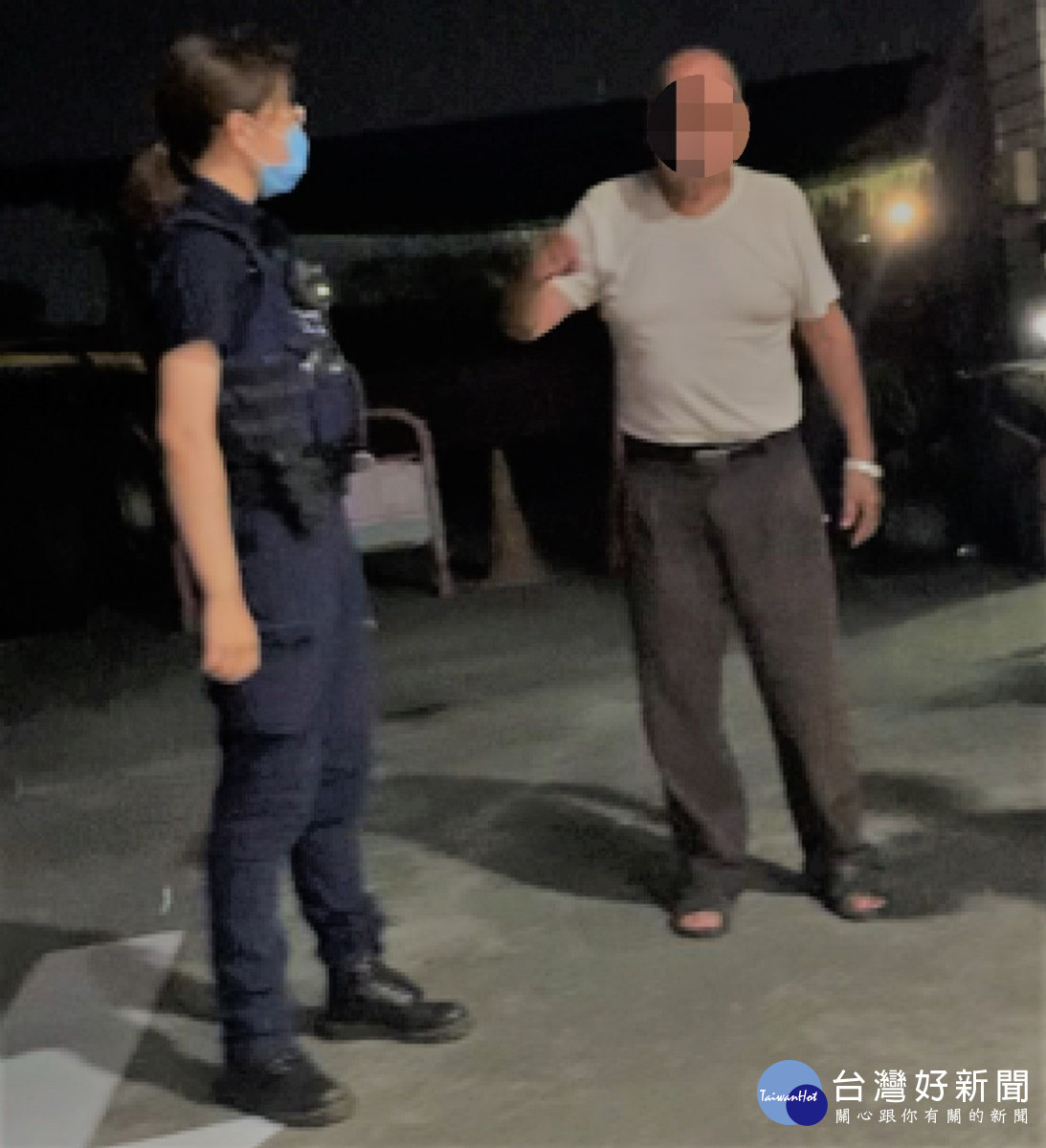 八旬老翁散步迷途,竹園暖警護送返家/警方提供