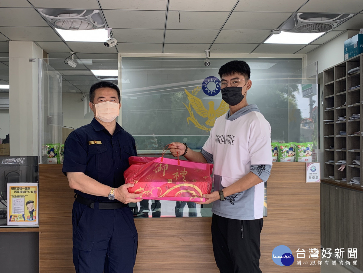 分局長蕭欽杰表揚熱心協助警方的鄭姓民眾，並致贈水果禮盒。<br /><br /> <br /><br /> 