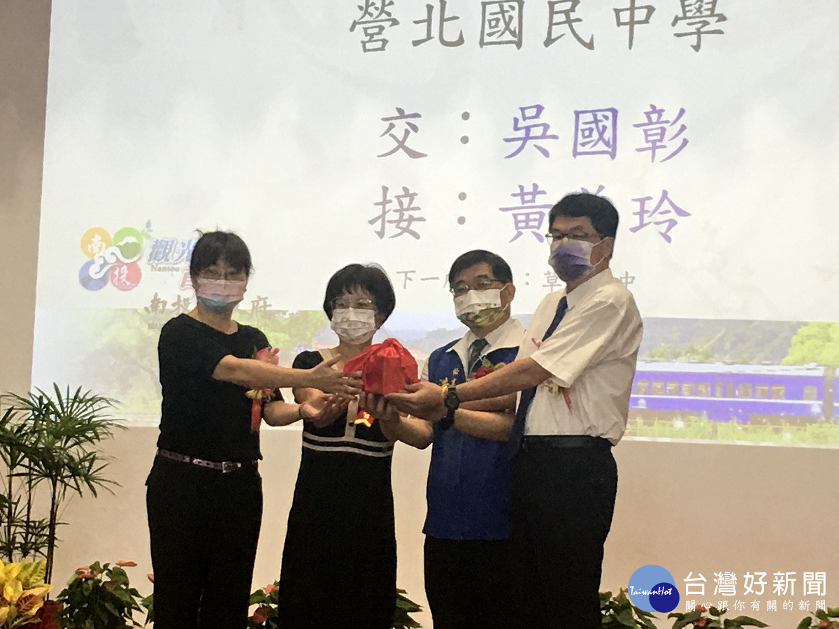 新舊任校長順利交接。(記者扶小萍攝)