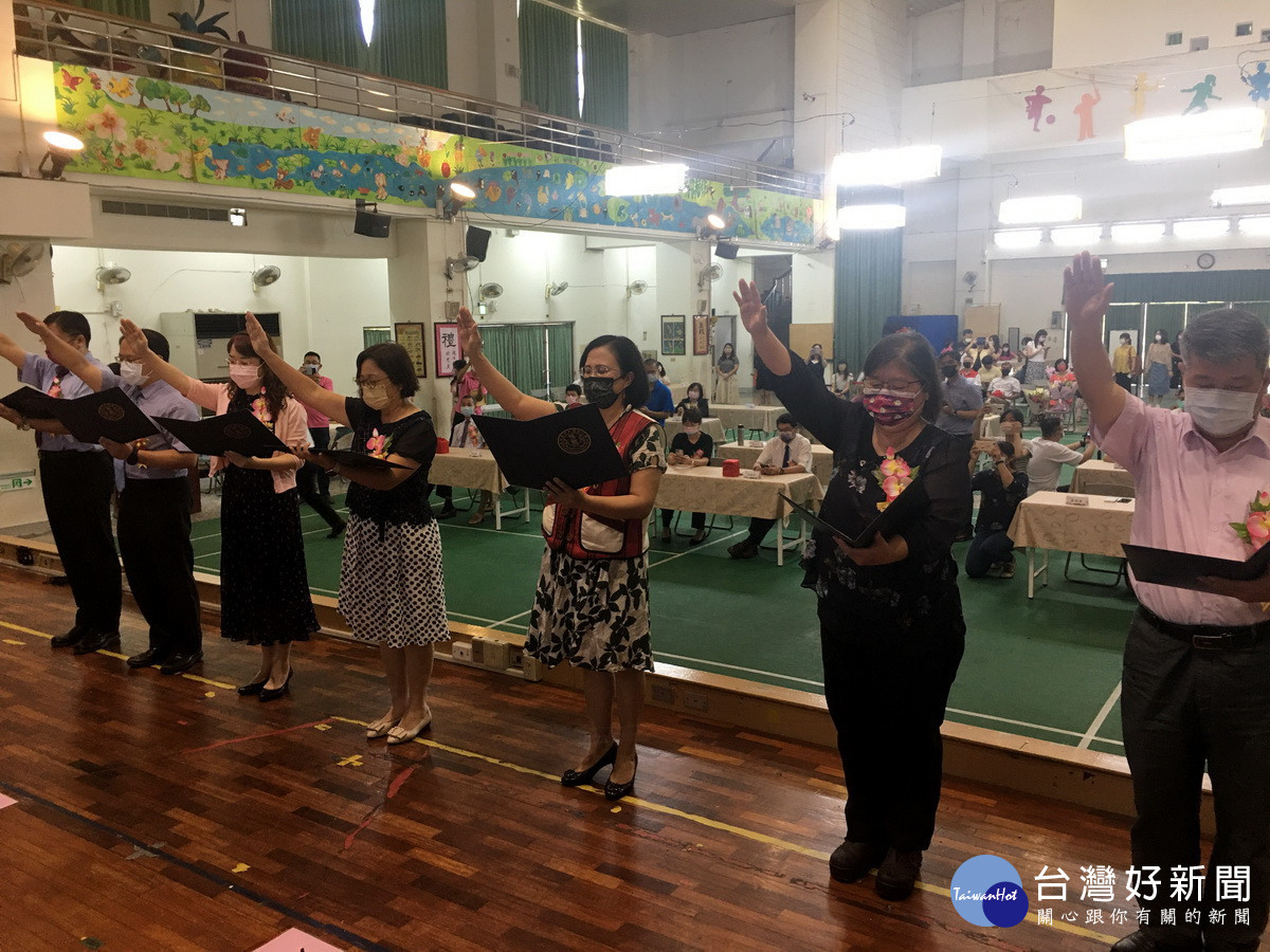 新任校長宣誓。(記者扶小萍攝)