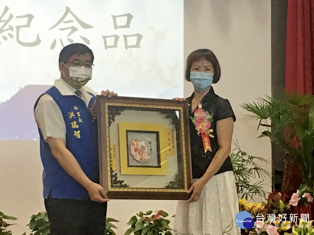 洪秘書長贈3位退休校長紀念獎牌。(記者扶小萍攝)