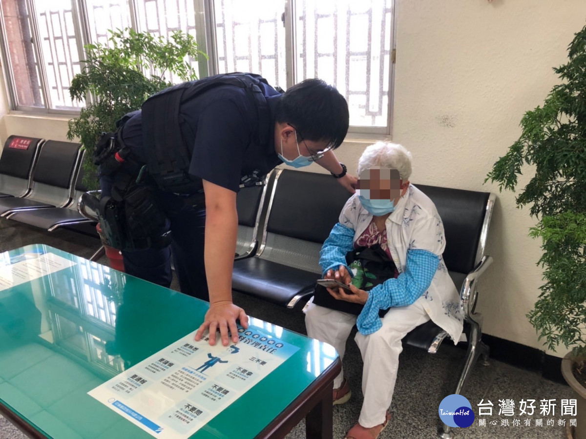 警方及行員耐心向老婦人解釋並協助查證，成功保住她辛苦攢下的積蓄。