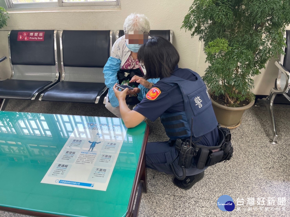 警方及行員耐心向老婦人解釋並協助查證,成功保住她辛苦攢下的積蓄。<br /><br /> <br /><br />