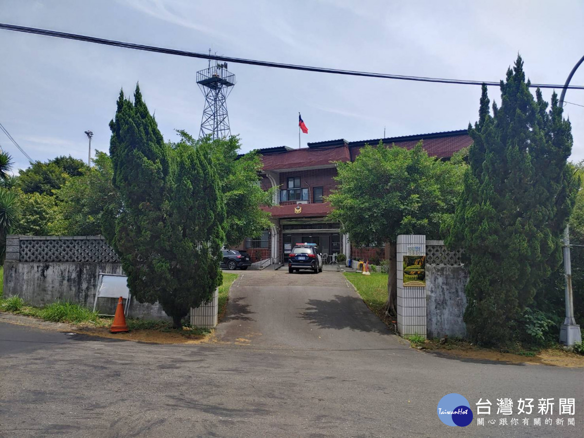 老翁遭蜂吻,警方駕駛巡邏車開道,15分鐘即到達桃園國軍總醫院,治療後無大礙。<br /><br />