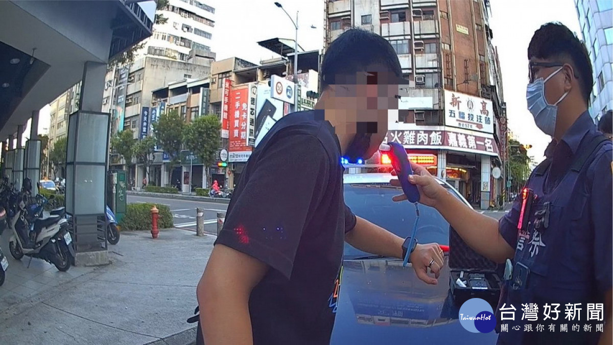▲男子實施酒測後酒測值超過標準，依法將其逮捕依涉嫌公共危險罪、移送偵辦。