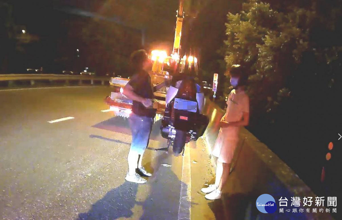 男子騎車誤闖大園交流道，警方即時救援助脫困。<br /><br /> <br /><br /> 