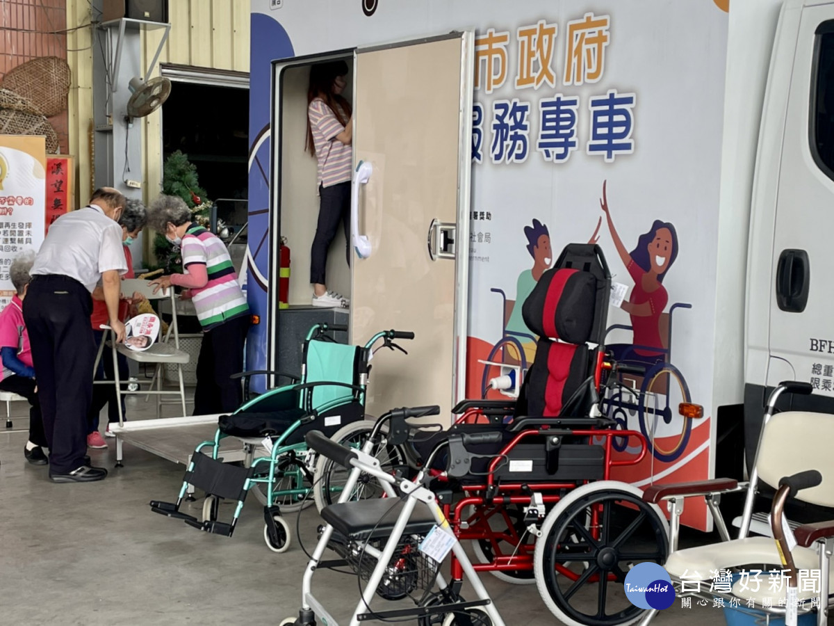 輔具服務專車開至活動現場,提供社區民眾體驗。