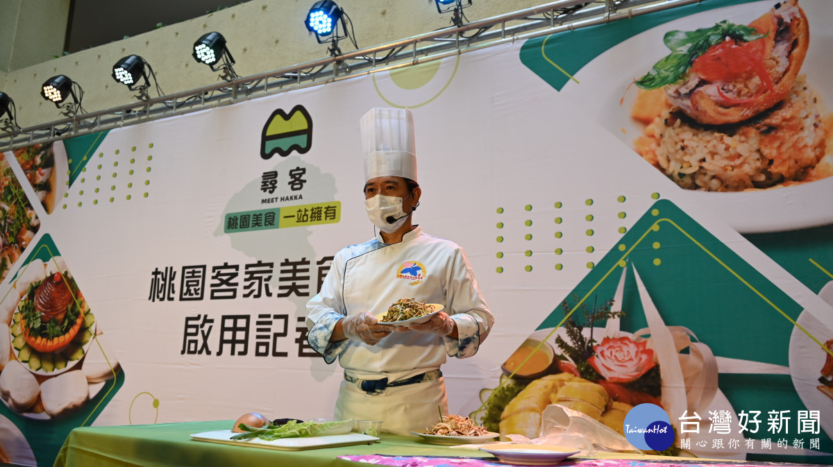 溪友緣風味料理餐廳江主廚,現場示範料理-客家五味干絲,歡迎大家來桃園品嚐客家美食。