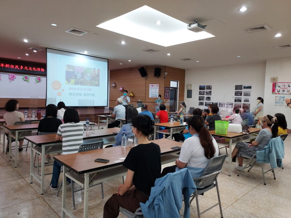 高雄市民政局科長楊進祿蒞臨小港新住民文化活動現場鼓勵新住民姐妹多元學習