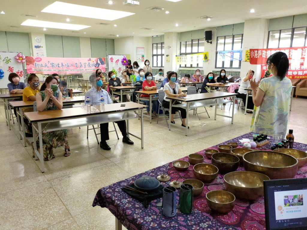 小港區公所及小港戶政所邀請專業芳療師教授新住民姐妹手作精油及頌缽音療