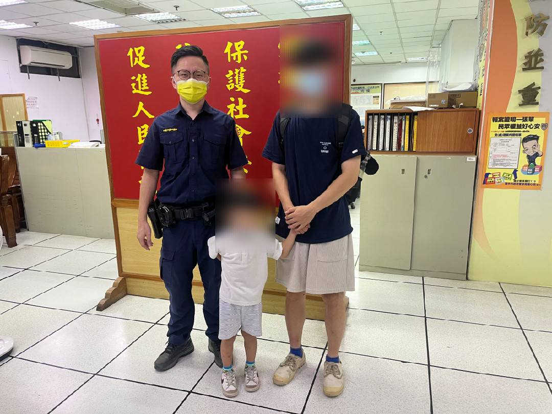 ▲哥哥趕到公益派出所,接回逛街走散的5歲幼童 (圖/台中市警察局 提供)
