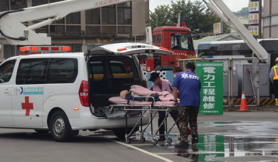 ▲醫護消防人員進行傷患援救演練 (圖/苗栗縣政府 提供)