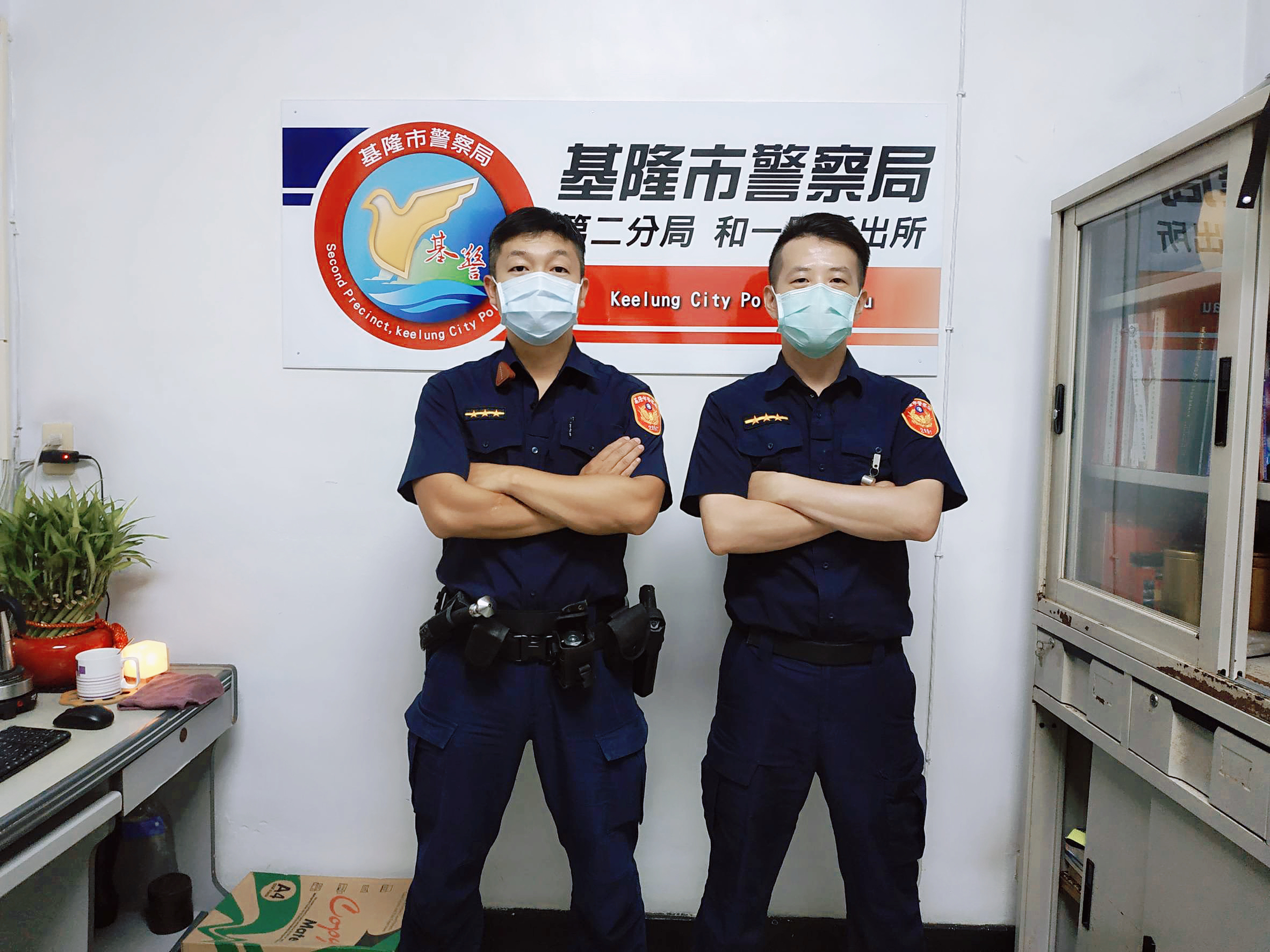 圖：和一路派出所警員許文明(左)、簡欽威(右)