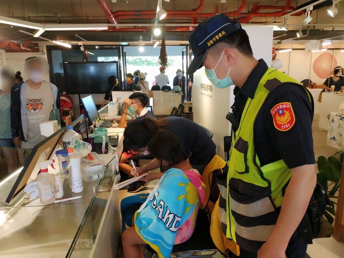 圖：員警陪同走失女童至遊客服務中心請求協助廣播