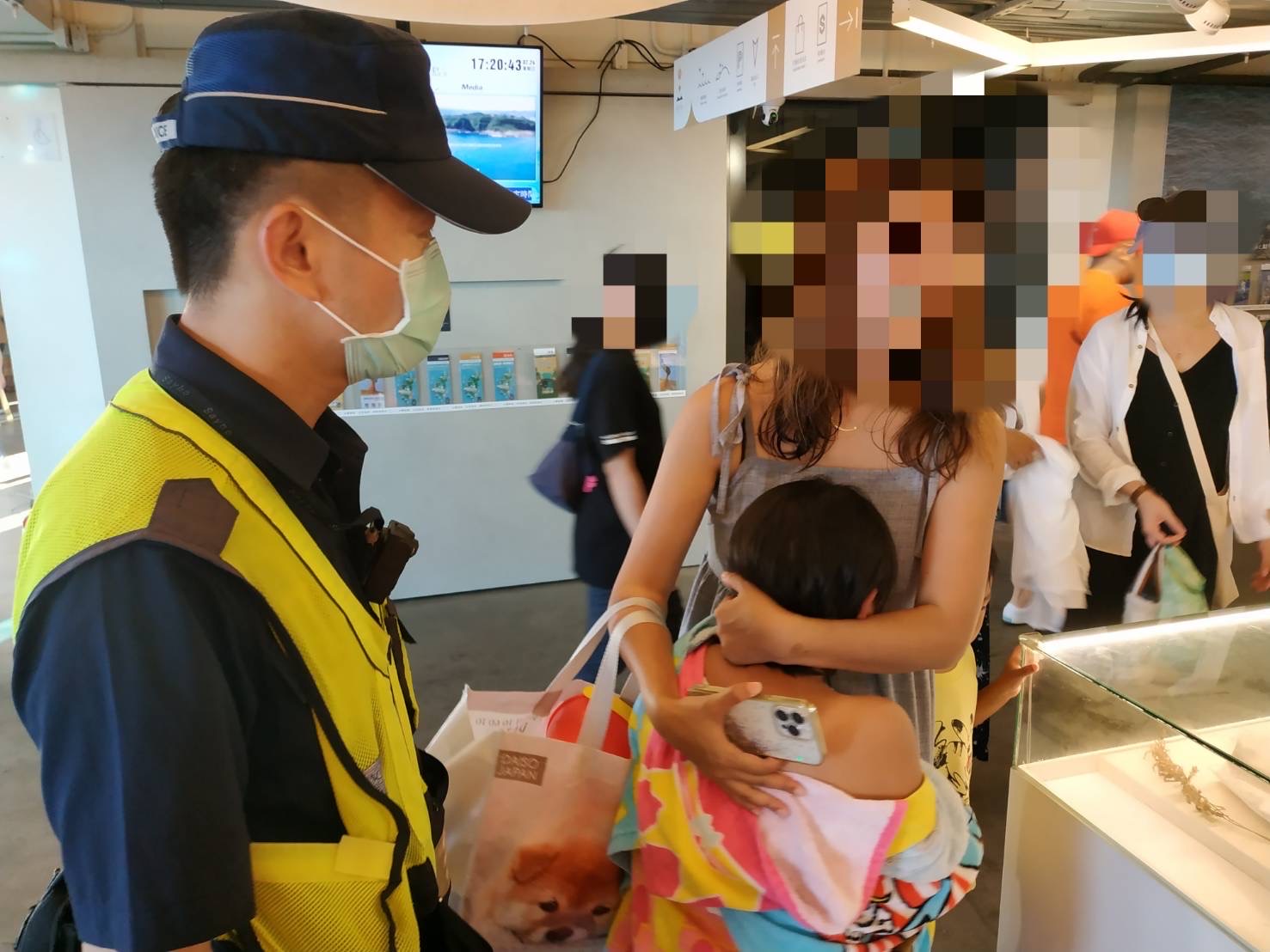圖：女童一聽是媽媽在叫自己，立馬飛撲了過去