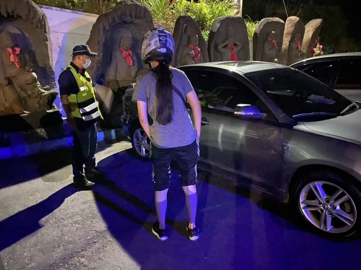圖:粗心車主接獲通知前來清點財物,並感謝員警苦候多時