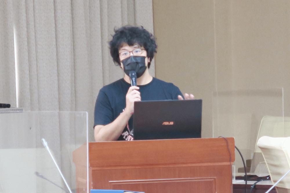 中俄大搞疫情及烏俄戰爭認知戰 陳菊聽講座瞭解認知、資訊戰議題 38 臺北大學沈伯洋助理教授在本院外交及國防委員會進行專題座談