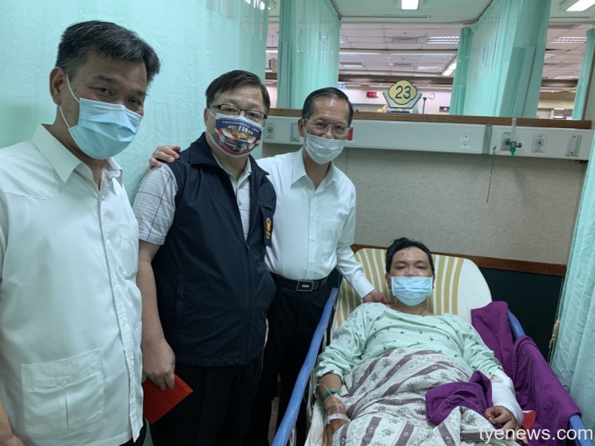【有片】竊盜通緝犯持水果刀攻擊 1員警受傷送醫無大礙 27 S 43958319
