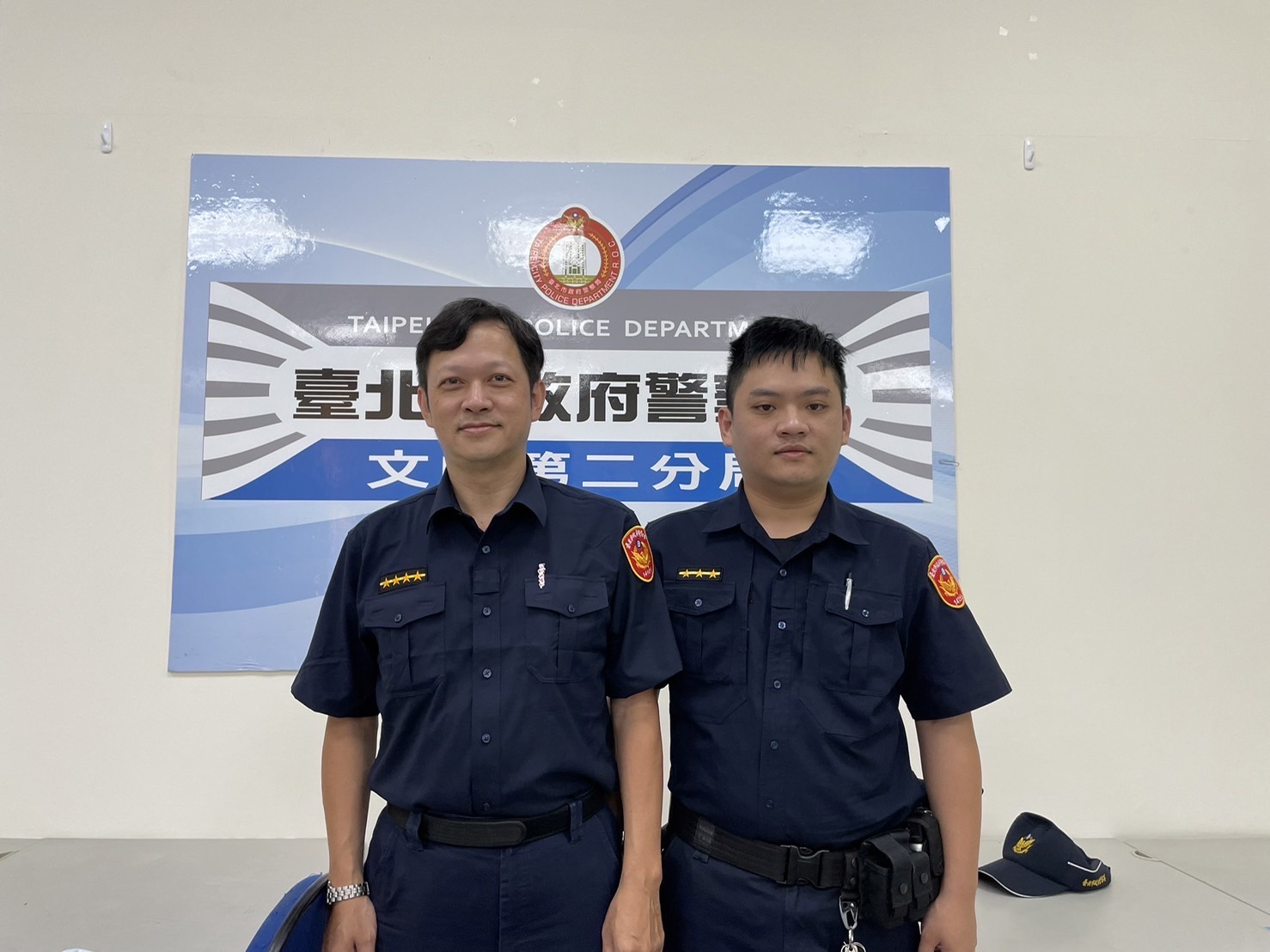 圖片說明:景美所巡佐劉國權(左)、警員郭韋廷(右)成功阻詐。(記者趙靜姸翻攝)