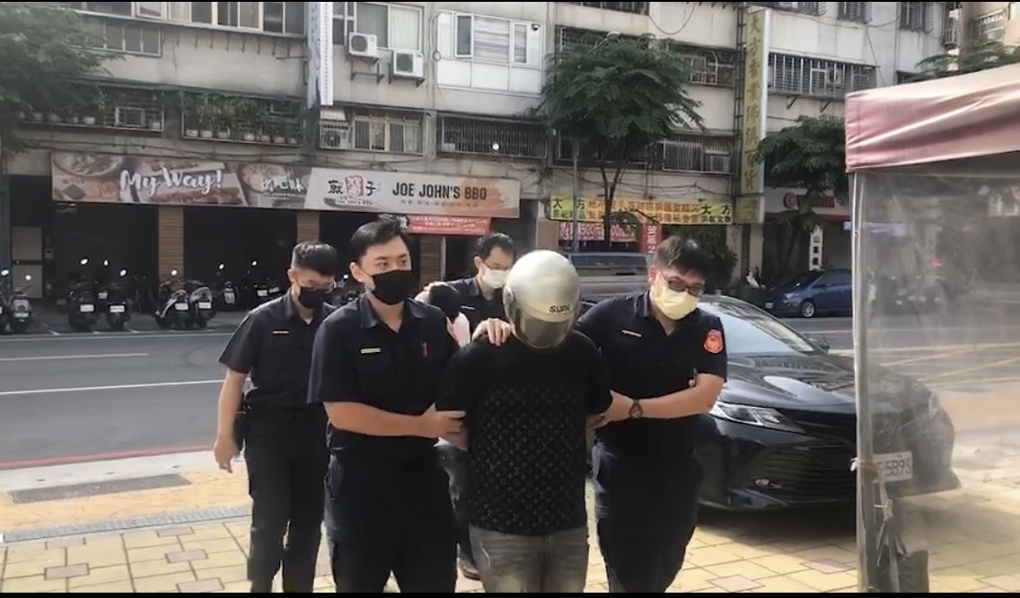 圖片說明:中和警將打架傷人人犯逮捕歸案。(記者徐煜勝翻攝)