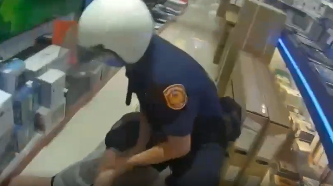 圖片說明:汐止警火速將傷人醉漢逮捕。(記者徐煜勝翻攝)