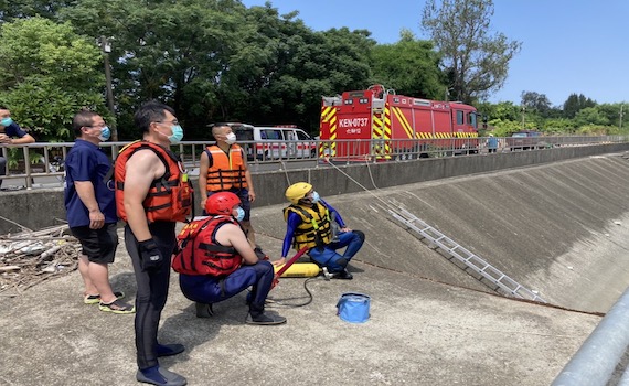 炎炎夏日防溺水　六腳消防分隊實施水上救生演練