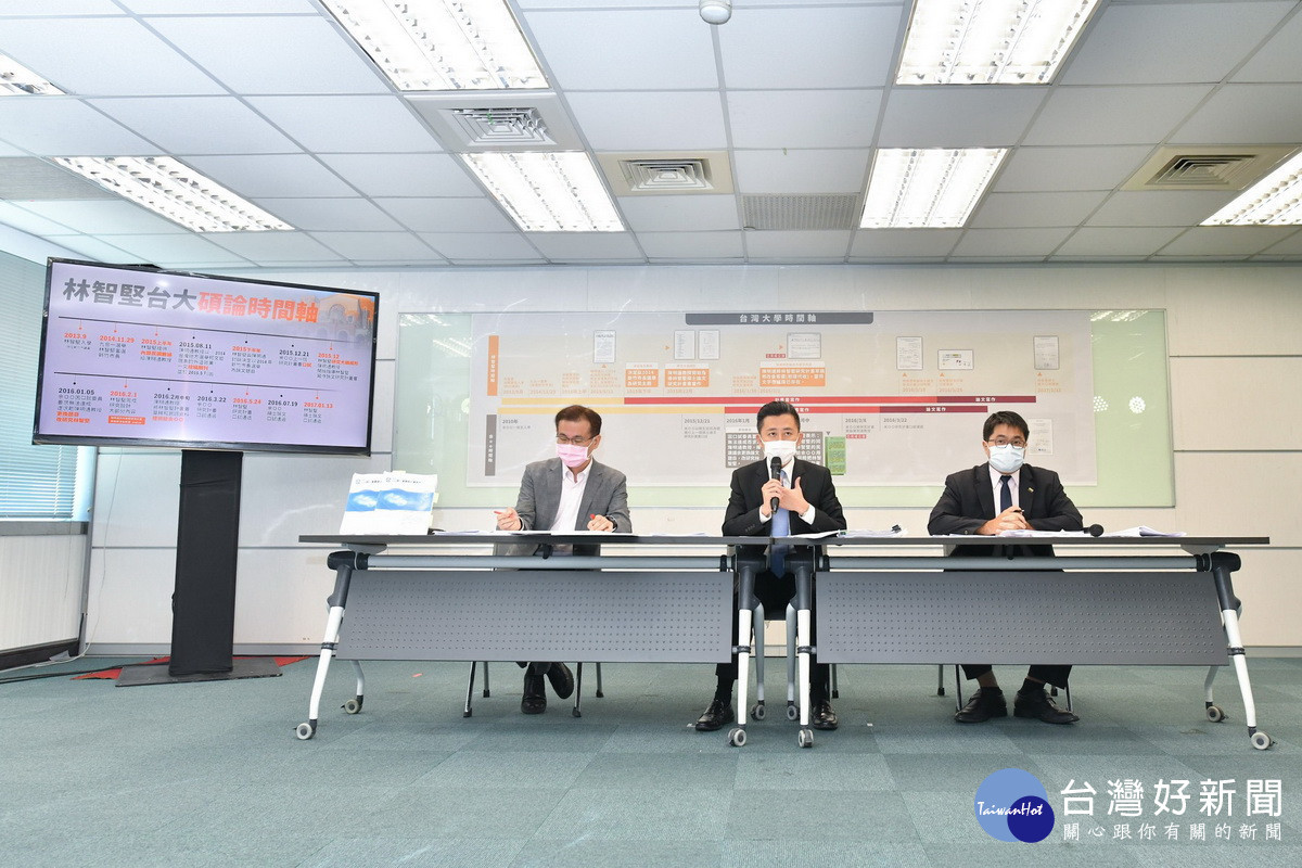 民進黨桃園市長參選人林智堅在立委鄭運鵬、委任律師黃帝穎陪同中說明論文事件。（取自林智堅臉書）