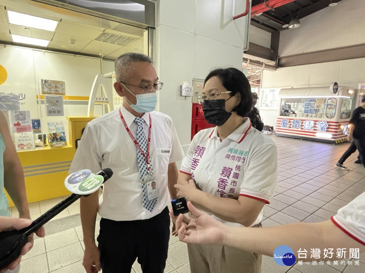 賴香伶與桃園區議員參選人黃成峻到桃園火車站緊盯空調何時改善。<br /><br /> <br /><br />