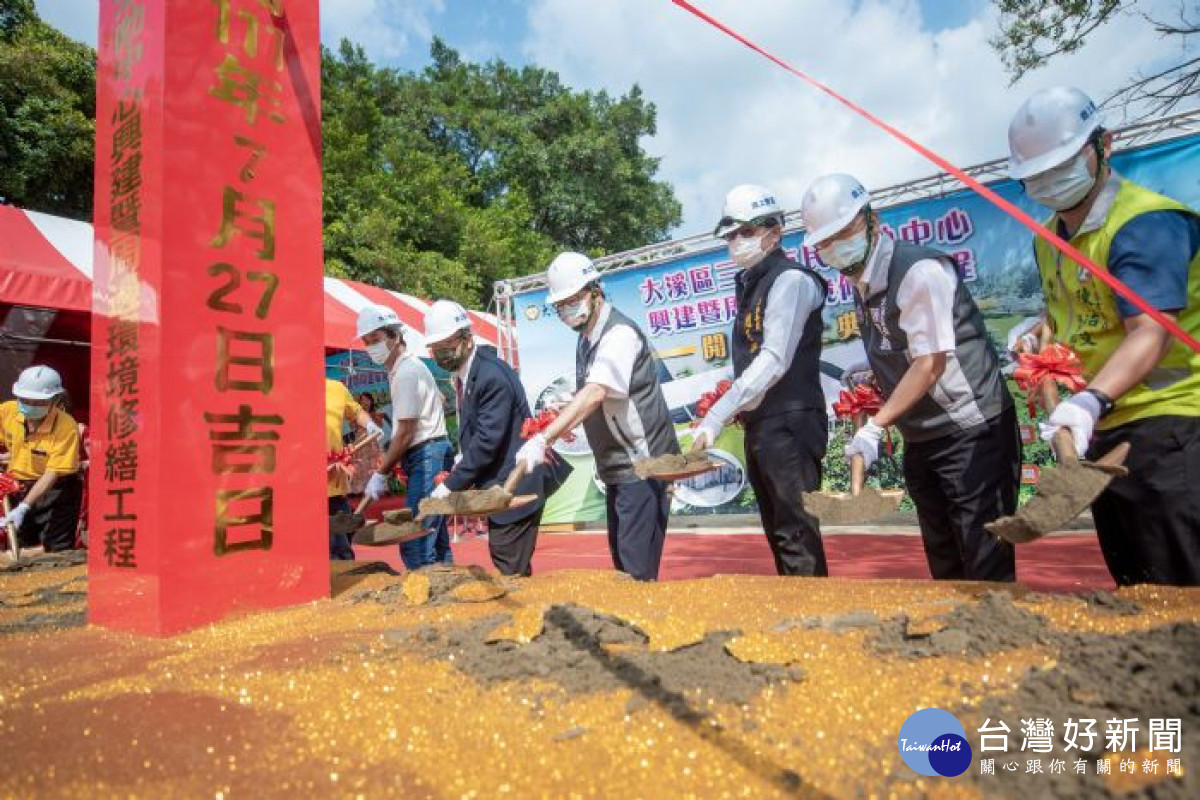 鄭市長和與會貴賓手持金鏟動土。