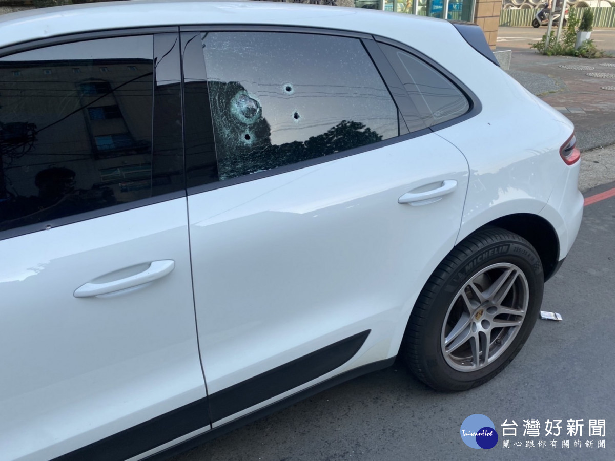 自小客車左後車窗及左側車身板金分別有4處及2處毀損痕跡。