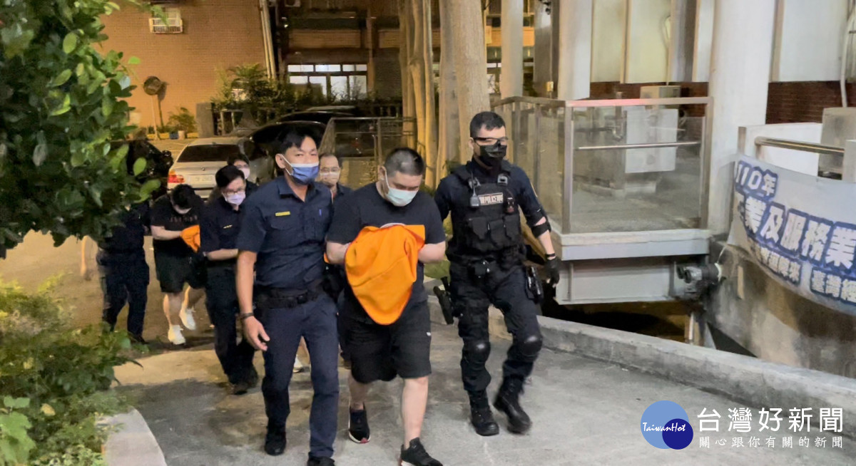 行車糾紛持空氣槍毀損車窗，平鎮警方一小時內逮捕三嫌。<br /><br /> <br /><br /> 