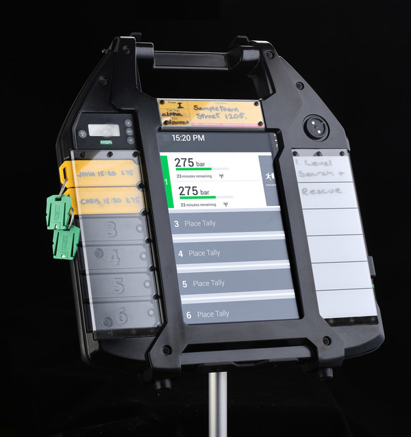 MSA 的入口指揮板 (ECB) 專為滿足英國消防服務的獨特需求而設計，在消防隊決定選擇 MSA 品牌的過程中也發揮了關鍵作用。MSA 的 ECB 作為一種與雲端連接的火警現場管理工具，可為事故指揮官提供現場所有遙測呼吸器的空氣和警報狀態，還能夠提供事故後報告和自動化文件。