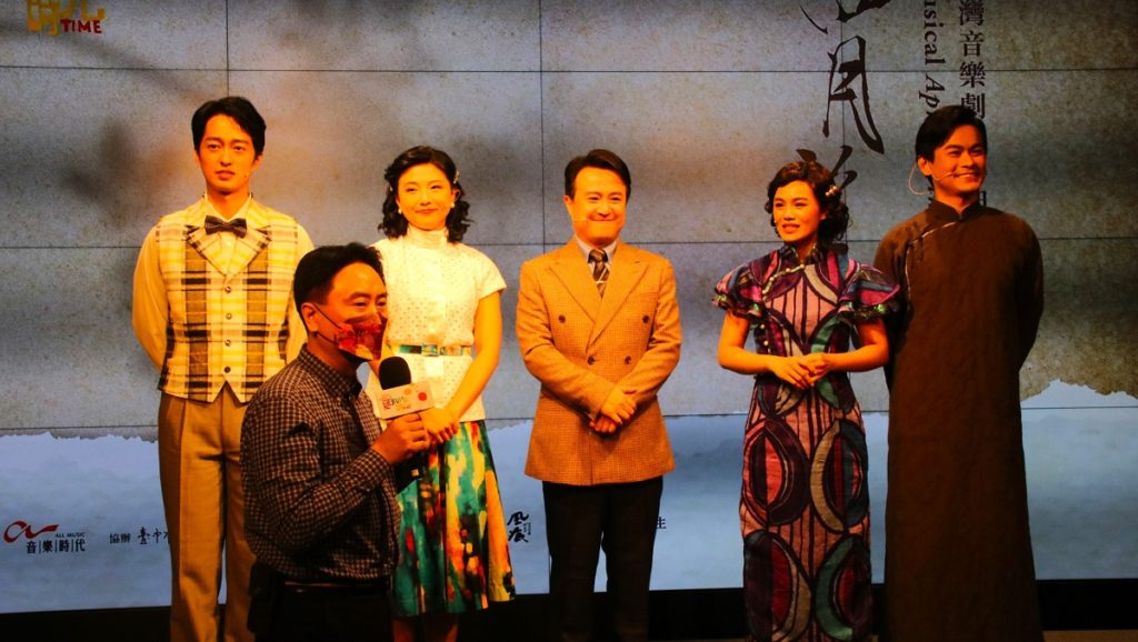 《四月望雨》記者會現場,楊忠衡介紹四位演員。(圖/陳惠玲攝影)