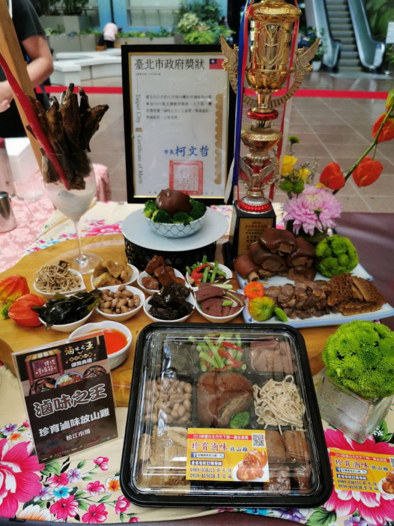 除了燻雞，滷味更是一絕，像是知名的虎掌(一隻豬只有2個豬膝蓋韌帶)、豬腳、雞腳、米血等，老闆勇於嘗試不同料理方式。