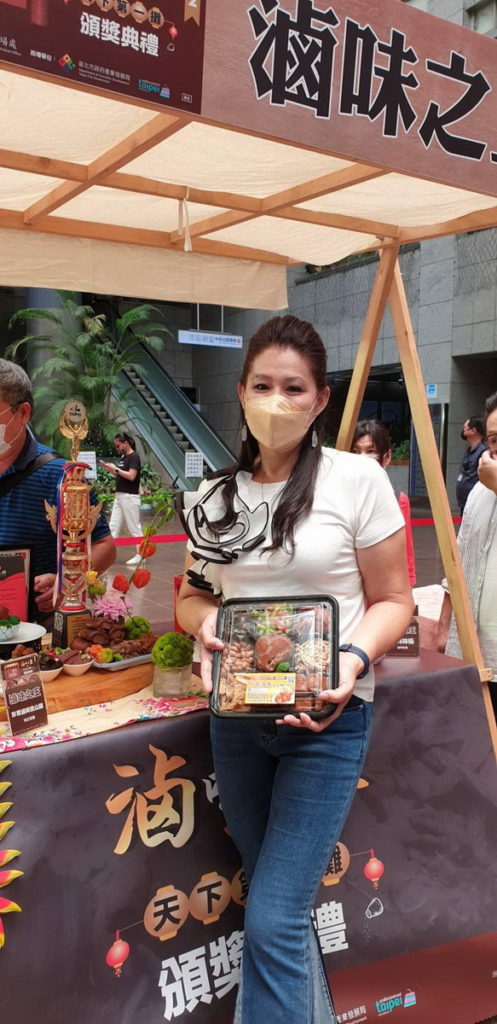 珍育魯味特別推出九宮格魯味拼盤，九種不同的菜色，可以滿足全家人的不同口味。