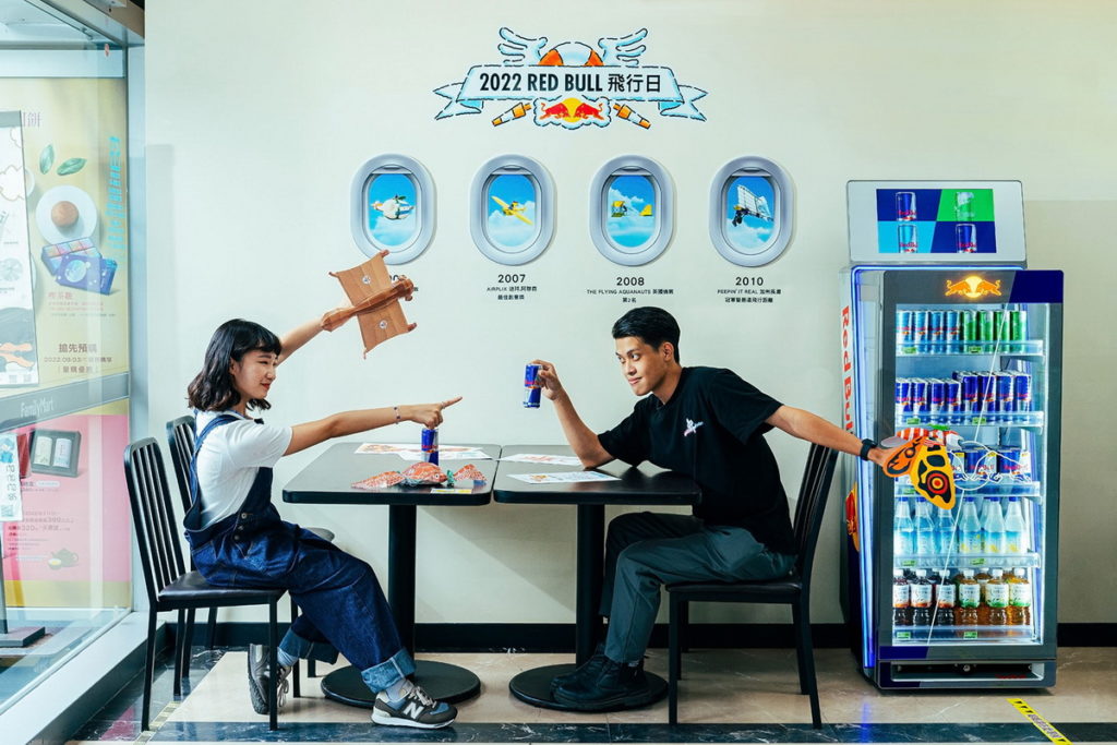 Red Bull飛行日打造Red Bull飛行店、迷你飛行器紙模型,邀請消費者一同「搞飛機」。