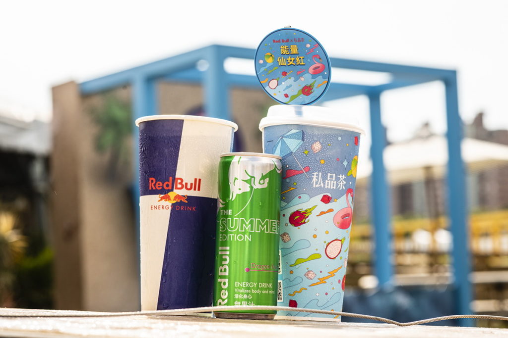 Red Bull攜手全家便利商店加碼聯名私品茶「能量仙女紅」,在「仙女紅茶」加入一整罐Red Bull Summer Edition火龍果風味,22oz特大容量要你一喝就有感降溫。