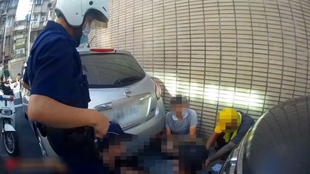 員警於道路旁查獲公然聚集賭博