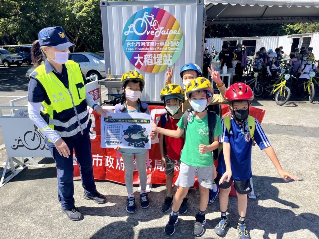 保大警宣導青少年不要在暑期涉足不良場所、危險駕車等偏差行為。