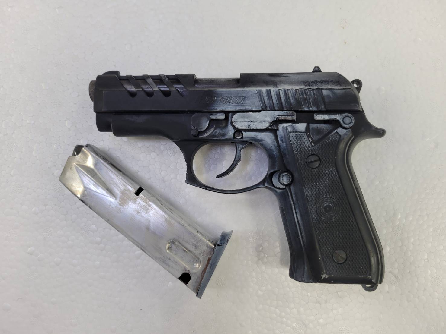 ▲警方查扣犯案的改造貝瑞塔手槍 (圖/台中霧峰分局 提供)