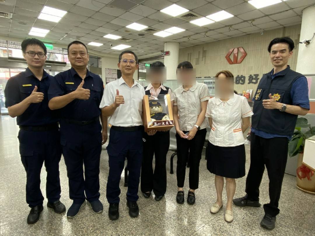 ▲銀行員「關懷提問」成功阻詐,警一分局長張啓祥親頒「第一波麗熊」獎勵 (圖/台中市警察局 提供)