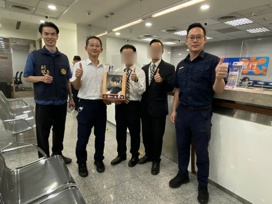 ▲銀行員「關懷提問」成功阻詐,警一分局長張啓祥親頒「第一波麗熊」獎勵 (圖/台中市警察局 提供)
