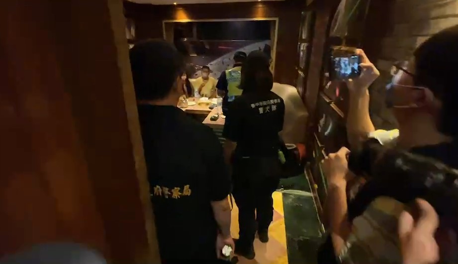 ▲台中市警察局執行「肅槍專案行動」,積極臨檢治安顧慮場所 (圖/台中市警察局 提供)