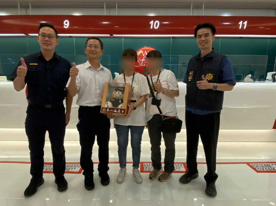 ▲銀行員「關懷提問」成功阻詐，警一分局長張啓祥親頒「第一波麗熊」獎勵 (圖/台中市警察局 提供)