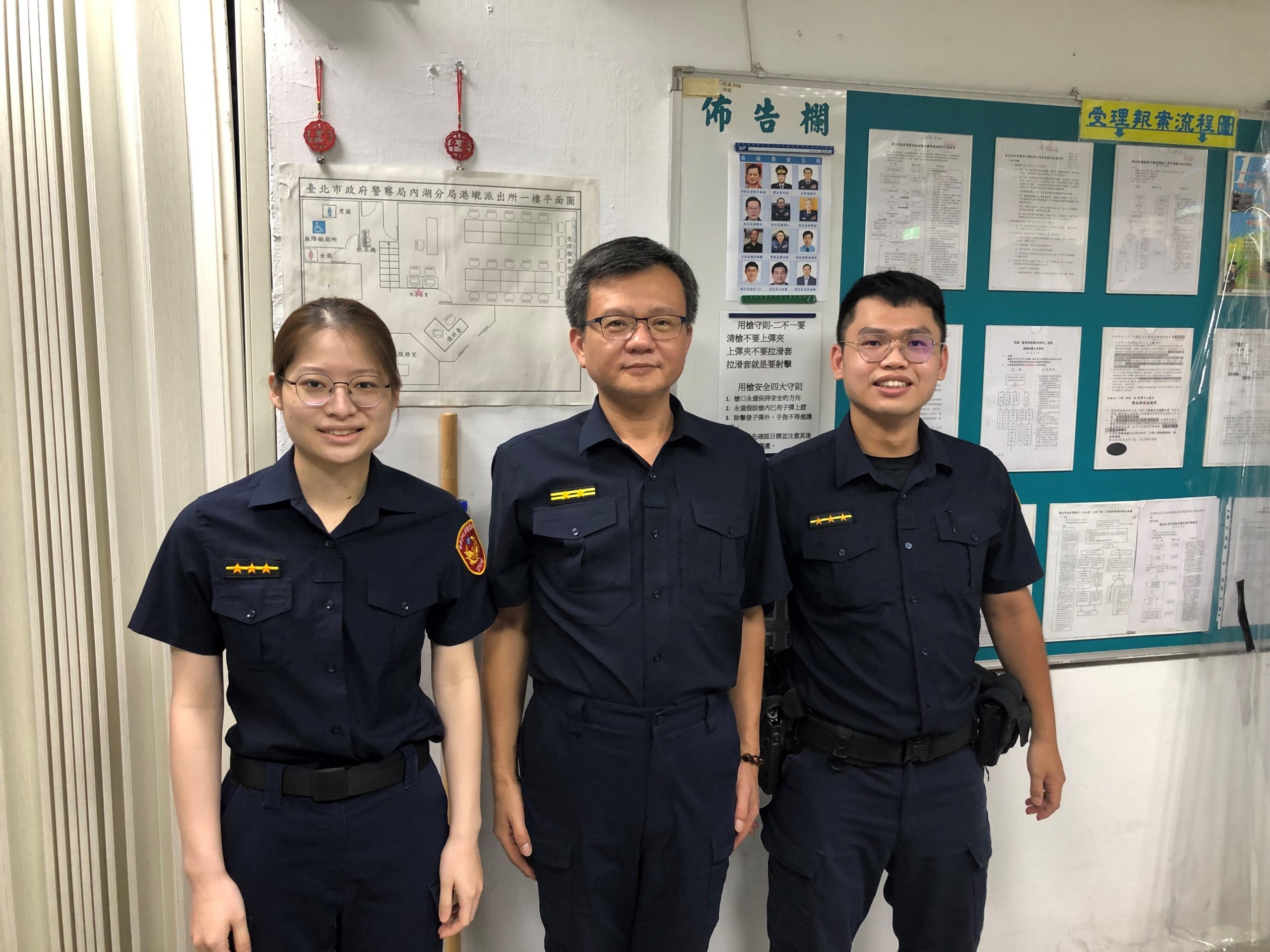 圖:港墘派出所警員卓盈(左)、所長呂政隆(中)、警員何瑋霖(右)
