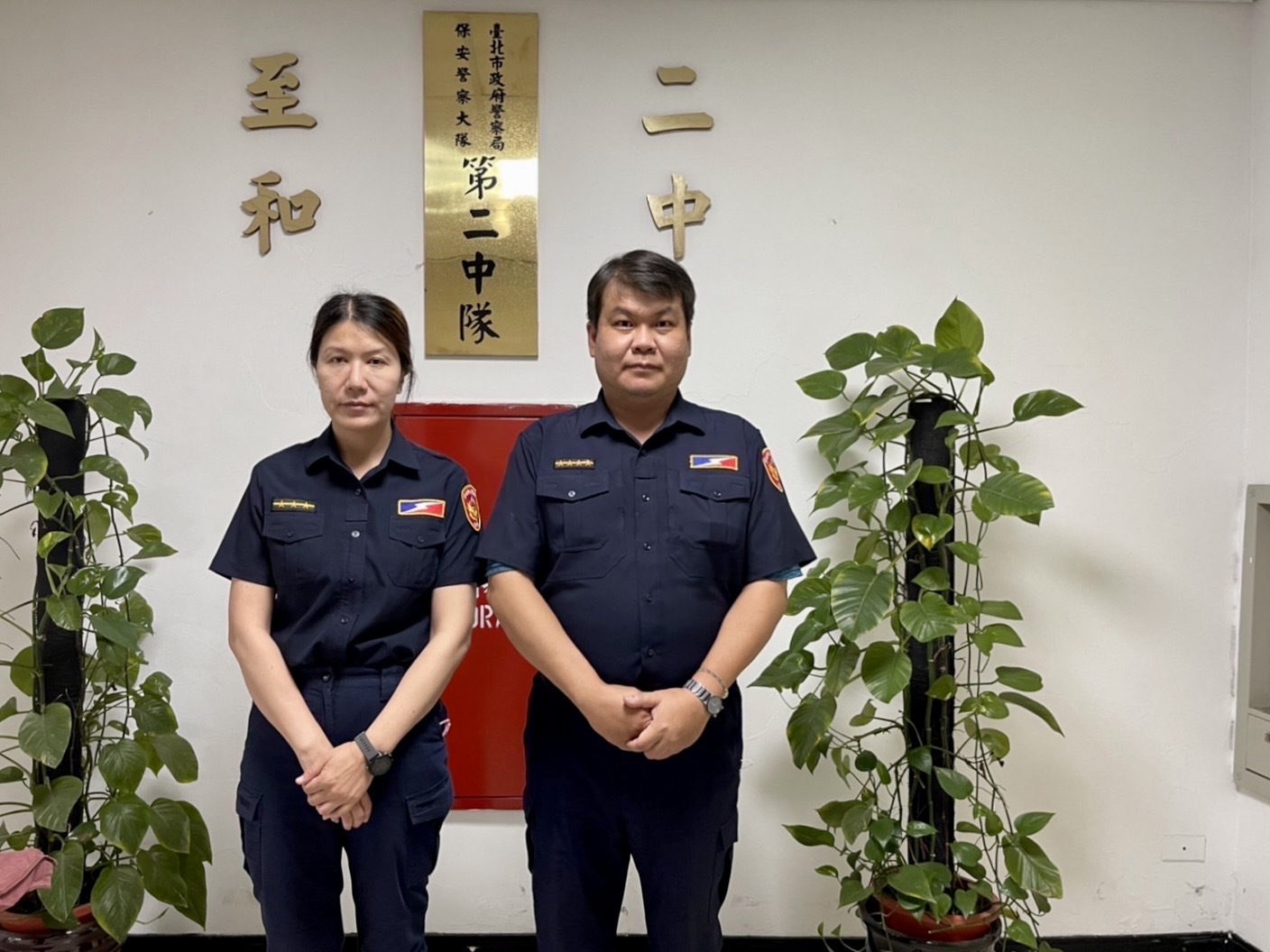 圖:臺北市政府警察局保安警察大隊第二中隊警員游侑蓉、小隊長蕭仲閔等2人(由左至右)