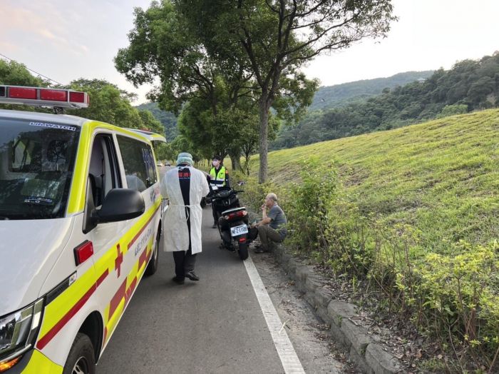 老翁中暑遭機車壓傷 巡邏警熱心關懷協助就醫