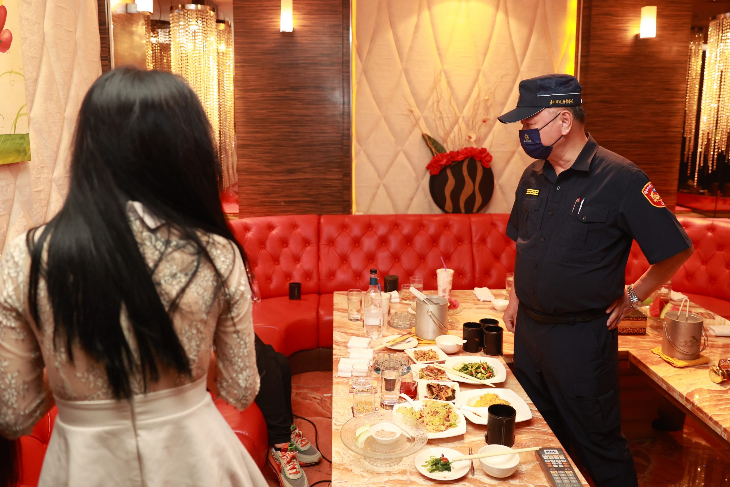 圖片說明:臺中市政府警察局局長蔡蒼柏於昨晚親自帶隊督導視察中市警第六分局擴大臨檢作為。 (記者謝榮浤翻攝)