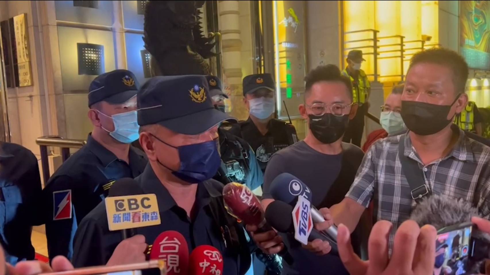 圖片說明:臺中市政府警察局局長蔡蒼柏於昨晚親自帶隊督導視察「肅槍專案行動」專案,接受媒體採訪。 (記者謝榮浤翻攝)