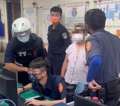 圖片說明:樹林警們積極幫老婦尋找失蹤兒子。(記者徐煜勝翻攝)